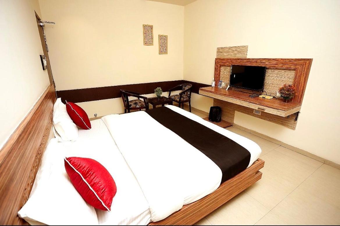 Bhagya Raj Palace By Wb Comfort Kanpur Exterior photo